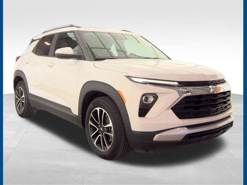 Used 2025 Chevrolet TrailBlazer LT FWD image 1