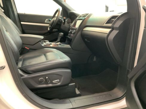 Used 2017 Ford Explorer XLT w/ Equipment Group 202A AWD/4WD image 31