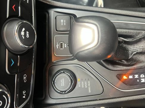 Used 2019 Jeep Cherokee Latitude Plus AWD/4WD image 29