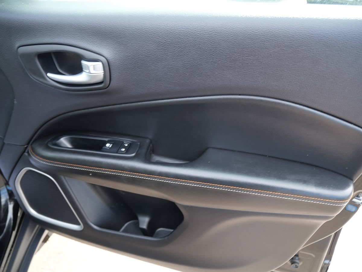 Used 2018 Jeep Compass Latitude w/ Cold Weather Group AWD/4WD image 19