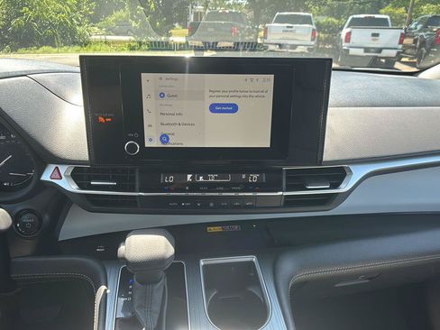 Used 2026 Toyota Sienna LE FWD image 33
