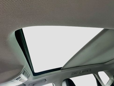 Used 2023 Volkswagen Taos SE w/ Panoramic Sunroof Package FWD image 26