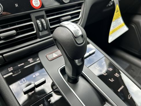 Certified 2025 Porsche Macan image 16