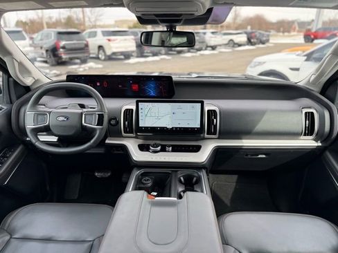 Used 2025 Ford Expedition Active image 2