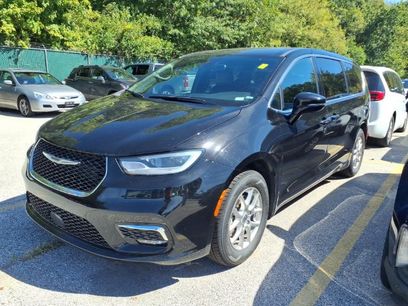 Used 2025 Chrysler Pacifica Select