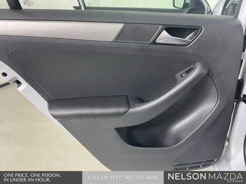 Used 2017 Volkswagen Jetta SE FWD image 19