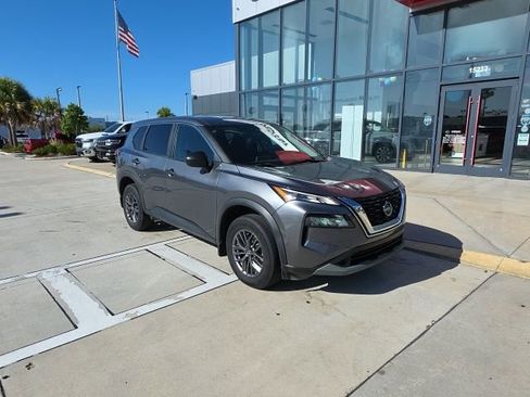 Used 2023 Nissan Rogue S image 2