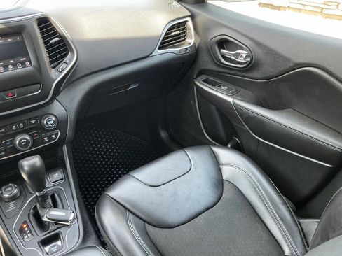 Used 2019 Jeep Cherokee Latitude Plus w/ Cold Weather Group AWD/4WD image 18