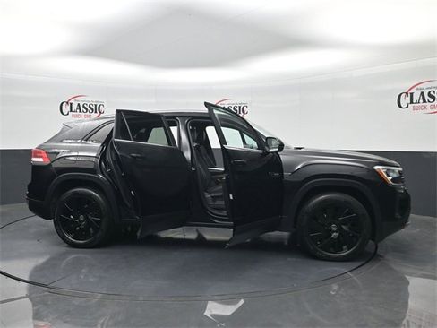 Used 2024 Volkswagen Atlas Cross Sport SE image 33