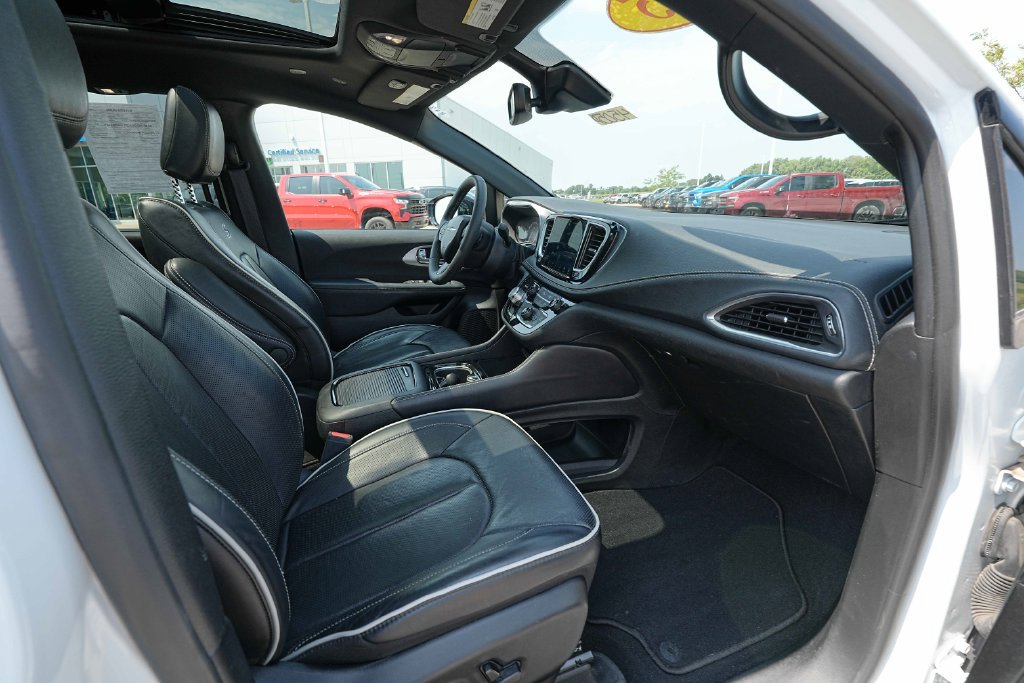 Used 2025 Chrysler Pacifica Limited FWD image 23