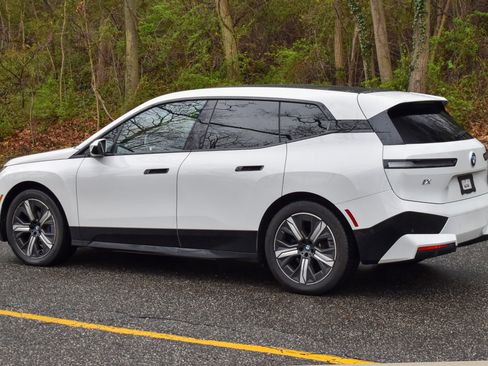 Used 2022 BMW iX xDrive50 w/ Premium Package image 6