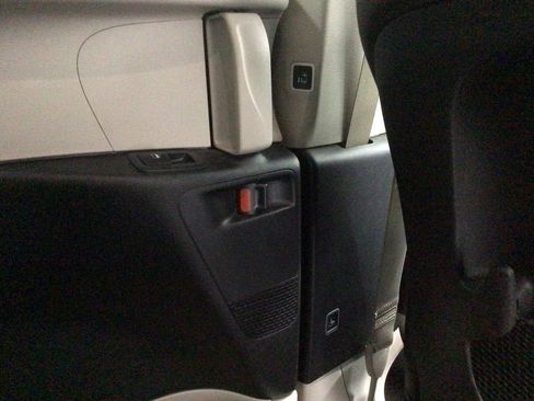 Used 2023 Chrysler Pacifica Touring-L FWD image 25