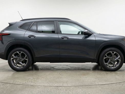 Used 2025 Chevrolet Trax LT FWD image 11