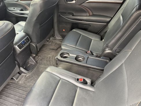 Used 2016 Toyota Highlander Limited w/ Driver Technology Package AWD/4WD image 4