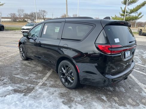 New 2026 Chrysler Pacifica Limited image 24