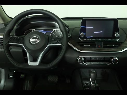 Used 2025 Nissan Altima 2.5 SV FWD image 13
