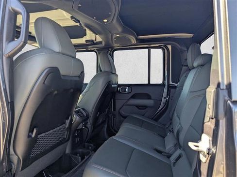 Used 2025 Jeep Gladiator Mojave image 17