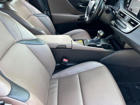 Used 2025 Lexus ES 300h w/ Premium Package image 32