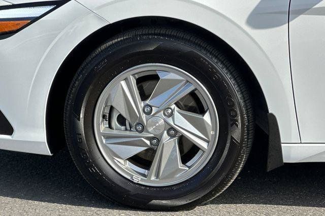 Certified 2026 Hyundai Elantra SE FWD image 25
