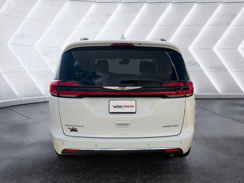 Used 2022 Chrysler Pacifica Limited FWD image 3
