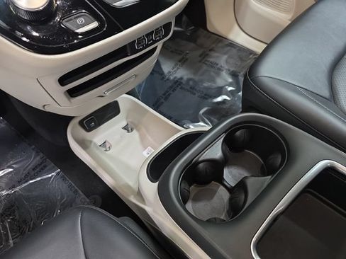 Used 2024 Chrysler Pacifica Touring-L FWD image 25