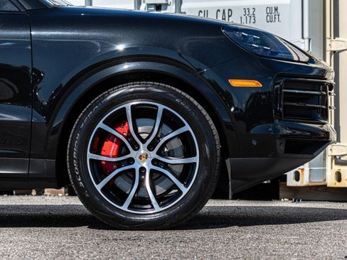 Used 2024 Porsche Cayenne S AWD/4WD image 16