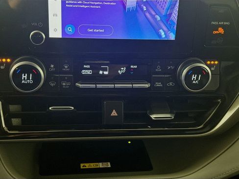 Used 2023 Toyota Highlander XLE AWD/4WD image 16