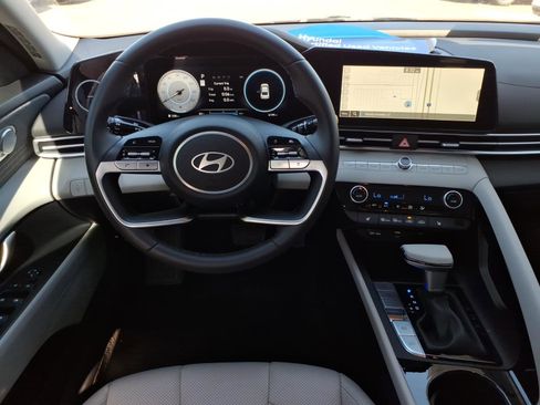 Certified 2025 Hyundai Elantra Limited FWD image 18
