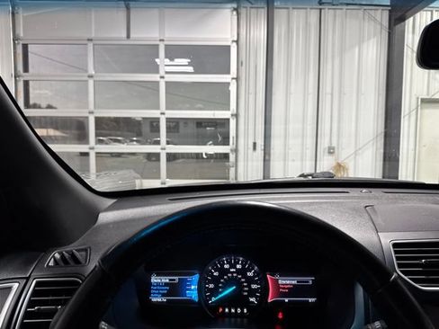 Used 2016 Ford Explorer XLT w/ Equipment Group 202A AWD/4WD image 8