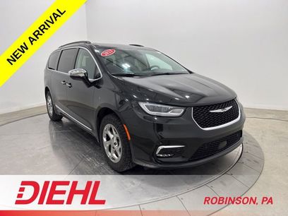 Used 2023 Chrysler Pacifica Limited w/ Uconnect Theater Family Group
