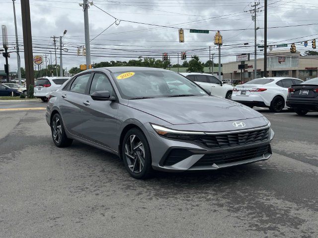 Used 2025 Hyundai Elantra Sport FWD image 3