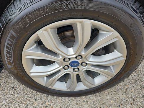 Used 2019 Ford Edge Titanium w/ Class II Trailer Tow Package image 32