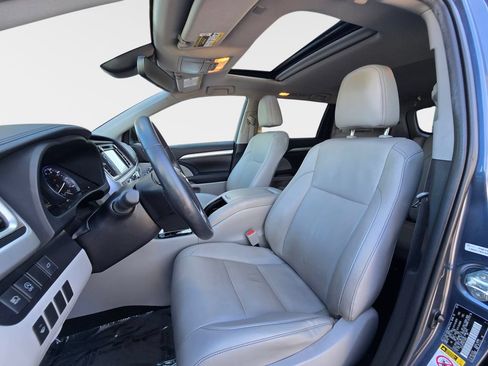Used 2019 Toyota Highlander XLE AWD/4WD image 18
