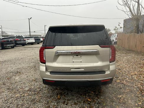 Used 2021 GMC Yukon SLT w/ SLT Premium Package image 4