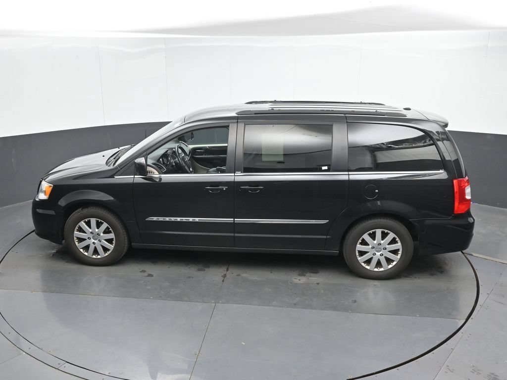 Used 2014 Chrysler Town & Country Touring FWD image 36