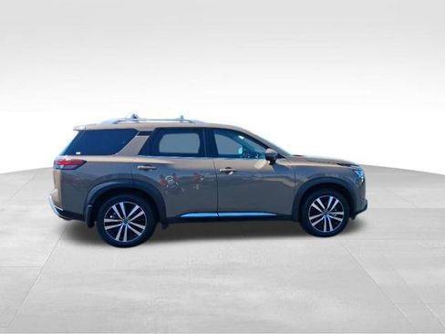Used 2024 Nissan Pathfinder Platinum w/ Cargo Package AWD/4WD image 5
