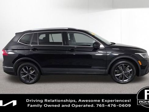 Used 2023 Volkswagen Tiguan SE w/ Panoramic Sunroof Package image 2