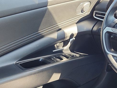 Certified 2024 Hyundai Elantra Limited image 12