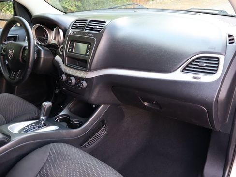 Used 2017 Dodge Journey SE w/ Flexible Seating Group image 17