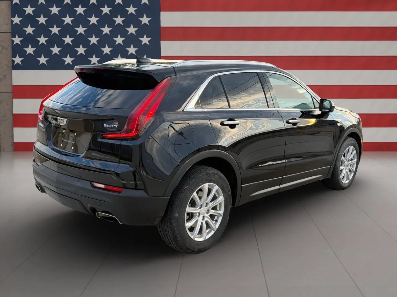 Used 2023 Cadillac XT4 Luxury w/ Cold Weather Package FWD image 9