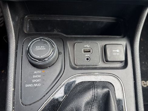 Used 2019 Jeep Cherokee Limited image 25