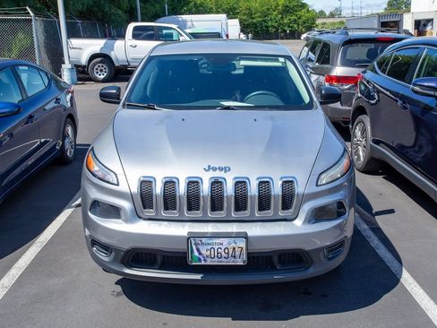 Used 2016 Jeep Cherokee Sport FWD image 2
