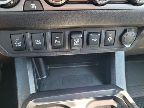 Used 2020 Toyota Tacoma TRD Off-Road w/ TRD Premium Off Road Package AWD/4WD image 25