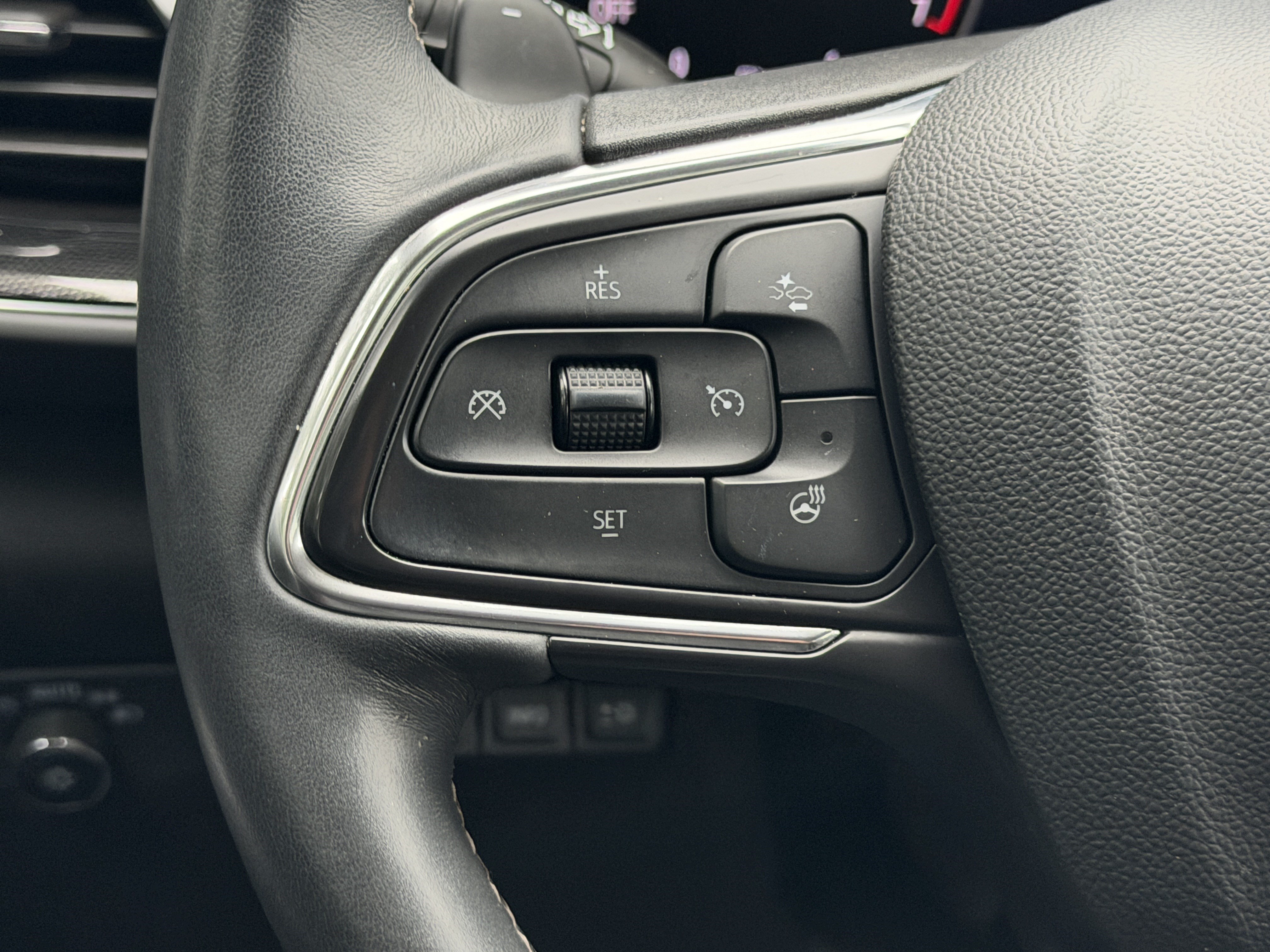 Used 2022 Buick Envision Essence w/ Technology Package I FWD image 34
