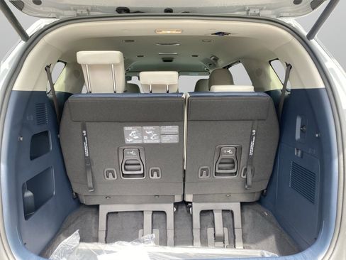 Used 2025 Kia Carnival EX FWD image 8
