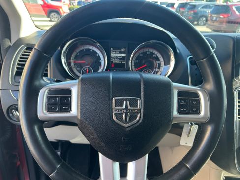 Used 2015 Dodge Grand Caravan SXT w/ Rear Park Assist Package FWD image 9