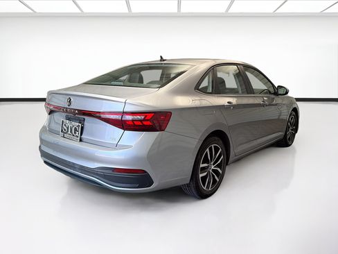 Used 2025 Volkswagen Jetta SE FWD image 4