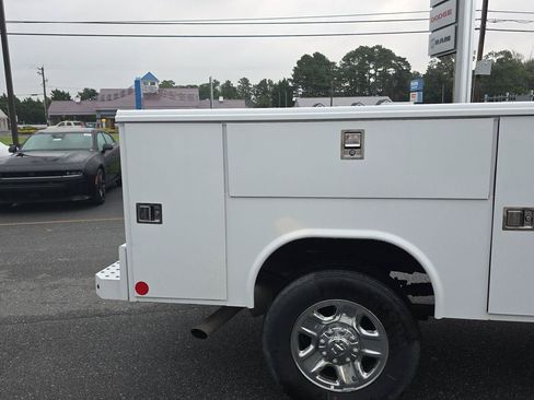 Used 2024 RAM 3500 Tradesman w/ Chrome Appearance Group AWD/4WD image 8