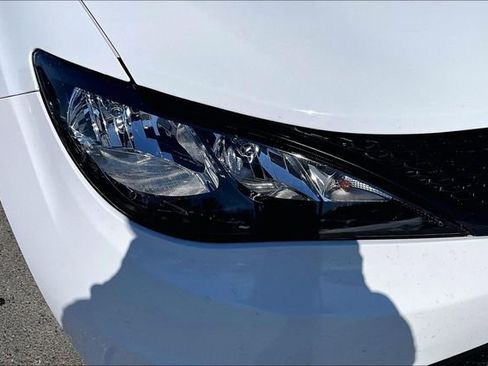 Used 2022 Chrysler Voyager LX image 29