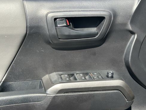 Used 2020 Toyota Tacoma SR5 RWD image 19